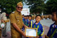 Wakil Bupati Garut, dr. Helmi Budiman memberikan penghargaan kepada SSB Pamong Praja Kelompok Umur 2012 yang menjadi juara dalam Sultan Super Soccer Tahun 2022 yang dilaksanakan di Lapangan Sekretariat Daerah (Setda), Jalan Pembangunan, Kecamatan Tarogong Kidul, Kabupaten Garut, Senin (22/8/2022).