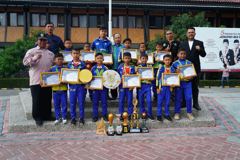 POTO BERSAMA. SSB Pamong Praja U-10 berpoto bersama dengan Asda 1 Kabupaten Garut usai apel Gabungan di Lapang Setda Garut, Senin (22/8/2022)