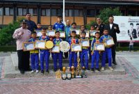 POTO BERSAMA. SSB Pamong Praja U-10 berpoto bersama dengan Asda 1 Kabupaten Garut usai apel Gabungan di Lapang Setda Garut, Senin (22/8/2022)