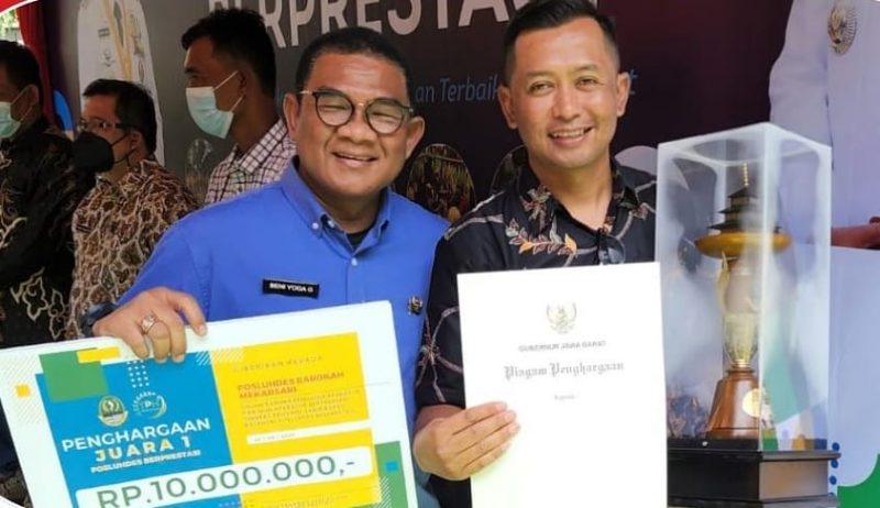 Kepala Dinas Pertanian Kabupaten Garut, Beni Yoga Santika bersama para peraih penghargaan Aparatur dan Non-Aparatur Pertanian Berprestasi Tingkat Provinsi Jawa Barat Tahun 2022, Selasa (23/8/2022), di Hotel Grand Mercure, Kota Bandung.