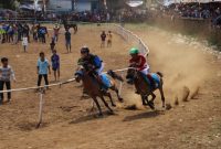 WISATA. Pertandingan Pacuan Kuda di Desa Cimaragas Kecamatan Pangatikan Kabupaten Garut, Minggu (28/8/2022)
