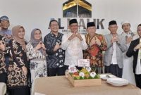 POTO BERSAMA. Wakil Bupati Garut dr Helmi Budiman Poto bersama dengan Jajaran Pimpinan Al Malik dan Ketua MUI Garut KH Sirojul Munir, usai peresmian Kantor Al Malik Travel umroh dan haji, Minggu (28/8/2022)