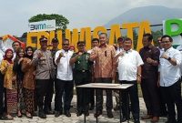Kepala Dinas Pariwisata Dan Kebudayaan Agus Ismail, ST., M.T (kanan) saat menghadiri Peresmian Edu Wisata Perlebahan Gunung Guntur di Desa Pasawahan Kecamatan Tarogong Kaler Kabupaten Garut, Rabu (31/8/2022).