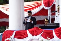 Kepala Kementerian Agama (Kemenag) Kabupaten Garut , Dr. H. Cece Hidayat. MSi saat membacakan doa dalam peringatan HUT RI ke 77 di Alun alun Garut, Rabu (17/8/2022)