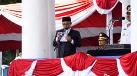 Kepala Kementerian Agama (Kemenag) Kabupaten Garut , Dr. H. Cece Hidayat. MSi saat membacakan doa dalam peringatan HUT RI ke 77 di Alun alun Garut, Rabu (17/8/2022)