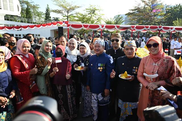 Bupati Garut, Rudy Gunawan menghadiri upacara Peringatan HUT ke-77 Provinsi Jawa Barat yang dilaksanakan di halaman depan Gedung Sate, Kota Bandung, Jum'at (19/8/2022).
