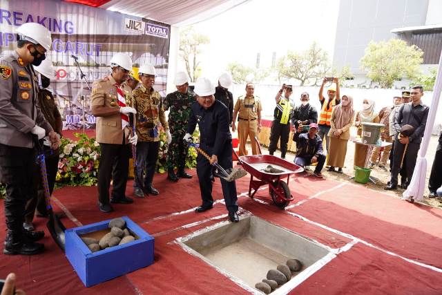 Bupati Garut, Rudy Gunawan, melakukan Peletakan Batu Pertama pembangunan Gedung City Plaza Garut, yang berlokasi di Jalan Guntur, Kecamatan Garut Kota, Kabupaten Garut, Senin (28/8/2022).