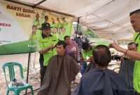 CUKUR GRATIS. Ketua Umum Asgar Indonesia Irawan Hidayah personil Asgar Inonesia mengadakan Cukur Gratis Bagi warga Penyintas Banjir di di Kampung Suka Asih RW 14 Desa Haurpanggung Kecamatan Tarogong Kidul Kabupaten Garut, Rabu (10/8/2022).
