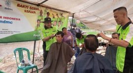 CUKUR GRATIS. Ketua Umum Asgar Indonesia Irawan Hidayah personil Asgar Inonesia mengadakan Cukur Gratis Bagi warga Penyintas Banjir di di Kampung Suka Asih RW 14 Desa Haurpanggung Kecamatan Tarogong Kidul Kabupaten Garut, Rabu (10/8/2022).
