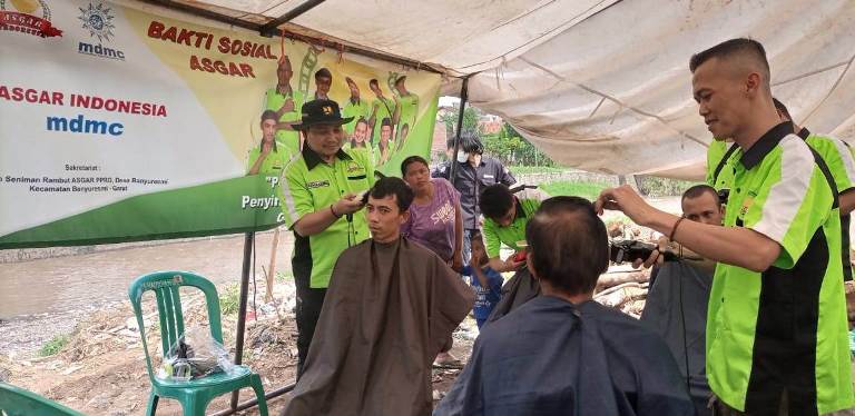 CUKUR GRATIS. Ketua Umum Asgar Indonesia Irawan Hidayah personil Asgar Inonesia mengadakan Cukur Gratis Bagi warga Penyintas Banjir di di Kampung Suka Asih RW 14 Desa Haurpanggung Kecamatan Tarogong Kidul Kabupaten Garut, Rabu (10/8/2022).
