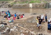 Nasyiatul Aisyiyah Garut meberikan pendampingna Psikososial kepada Ibu dan Anak Korban Banjir Bandang Garut  di Kampung Suka Asih RW 14 Desa Haurpanggung Kecamatan Tarogong Kidul Kabupaten Garut, Rabu (10/8/2022)
