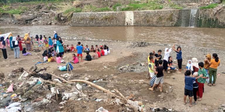 Nasyiatul Aisyiyah Garut meberikan pendampingna Psikososial kepada Ibu dan Anak Korban Banjir Bandang Garut  di Kampung Suka Asih RW 14 Desa Haurpanggung Kecamatan Tarogong Kidul Kabupaten Garut, Rabu (10/8/2022)
