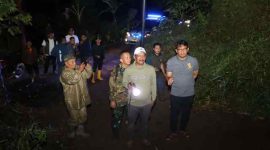 Wakil Bupati Garut, dr. Helmi Budiman mengunjungi Posko Bencana di Kecamatan Pameungpeuk, Jumat (23/9/2022).