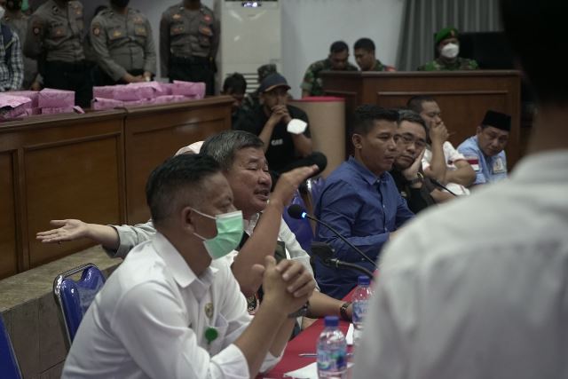 Bupati Garut, Rudy Gunawan menerima Audiensi Masyarakat Garut Menggugat terkait kenaikan harga Bahan Bakar Minyak (BBM), di Ruang Rapat Paripurna Dewan Perwakilan Rakyat Daerah (DPRD) Kabupaten Garut, Jalan Patriot, Kecamatan Tarogong Kidul, Kabupaten Garut, Rabu (9/7/2022).