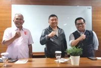 POTO BERSAMA. Ketua PRSI Garut terpilih, Agus Ismail, ST., MT (kanan) berpoto bersama Ketua KONI Kabupaten Garut, Dr. Ir. H. Abdusy Syakur Amin, M.Eng dan Sekum PRSI Provinsi Jabar, Vera Ariesta