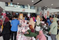 ANTUSIAS. Pelanggan Ria Busana antusias memenfaatkan progam diskon hingga 70 persen.