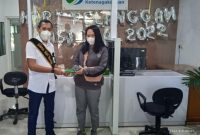 PELAYANAN LANGSUNG. Kepala Kantor BPJS Ketenagakerjaan Cabang Pratama Garut Fajar Ahmadi memberikan pelayanan langsung kepada peserta BPJamsostek di Hari Pelanggan Nasional 2022.