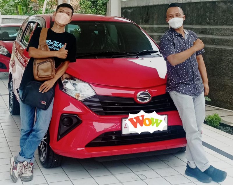 Supervisor Tunas Daihatsu Limbangan Asep Rivan Nugraha, SE saat serah terima mobil Daihatsu dengan Konsumen 