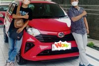 Supervisor Tunas Daihatsu Limbangan Asep Rivan Nugraha, SE saat serah terima mobil Daihatsu dengan Konsumen 