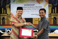 Penyerahan Sertifikat Penghargaan dari H. Arif Bakhtiar, S.Th.I. Direktur Al Mashduqi Islamic School Garut kepada Dr. Sandi Budi Iriawan, ST., M.Pd. Narasumber Workshop Implementasi Kurikulum Merdeka (10 September 2022)