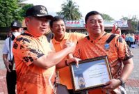 PENGHARGAAN. Ketua KONI Kabupaten Garut Dr. Ir. H. Abdusy Syakur Amin, M. Eng. menerima penghargaan dari Bupati Garut atas Dedikasi dan Pengabdian dalam memajukan olahraga di Garut