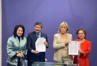 menandatangani kerjasama Pengembangan Industri Kulit Garut dengan lineapelle & UNIC, yang diwakili oleh Fulvia Bacchi selaku General Manager, turut disaksikan Chair Women 20 (W20) Indonesia, Uli Silalahi (sebelah kiri), dan CEO Lineapelle (sebelah kanan), Kamus (22/9/2022) waktu Milan, Italia