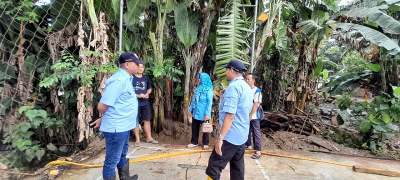 Monitor. Dirut PDAM Tirta Intan Garut Dr H Aja Rowikarim MAg, bersama Kepala PDAM Cabang Cikajang Mahmud Gustiawan SE.M.,S.i dan Staf Cikajang u.p Pameungpeuk dan Cibalong.Saat melakukan monitoring pasca banjir Pameungpeuk , Senin (26/9/2022). 