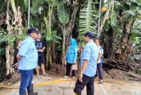 Monitor. Dirut PDAM Tirta Intan Garut Dr H Aja Rowikarim MAg, bersama Kepala PDAM Cabang Cikajang Mahmud Gustiawan SE.M.,S.i dan Staf Cikajang u.p Pameungpeuk dan Cibalong.Saat melakukan monitoring pasca banjir Pameungpeuk , Senin (26/9/2022). 