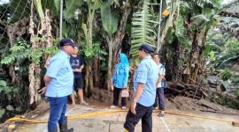 Monitor. Dirut PDAM Tirta Intan Garut Dr H Aja Rowikarim MAg, bersama Kepala PDAM Cabang Cikajang Mahmud Gustiawan SE.M.,S.i dan Staf Cikajang u.p Pameungpeuk dan Cibalong.Saat melakukan monitoring pasca banjir Pameungpeuk , Senin (26/9/2022). 