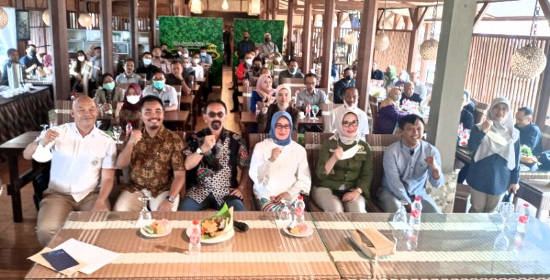 SOSIALISASI.Kepala Dinas Tenaga Kerja dan Transmigrasi Erna Sugiarti, SE., MM dan Ketua DPK Apindo  Garut  DR. H. Dody Hermana, MBA beserta pengurus Apindo berpoto bersama peserta sosialisasi, Kamis (1/9/2022)