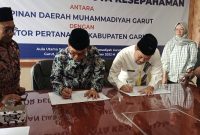 KERJA SAMA. Ketua Pimpinan Daerah Muhammadiyah Garut Mohamad Yusup Sapari, S.Pd., bersama  Kepala Kantor Pertanahan Kabupaten Garut, Nurus Sholichin, A.Ptnh., M.M. menandatangani nota kesepahaman Tentang Pelaksanaan Pendaftaran Tanah disaksikan oleh Sekretaris PD Muhammadiyah Garut Dr. Agus Rahmat Nugraha, MAg  di Aula Utama Gedung Dakwah Muhammadiyah, Jalan Pembangunan Tarogong Kidul Kabupaten Garut, Jumat (23/9/2022)