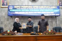 Bupati Garut, Rudy Gunawan menghadiri Rapat Paripurna dalam rangka Jawaban Bupati Garut terkait Raperda Perubahan APBD Kabupaten Garut Tahun Anggaran 2022, yang dilaksanakan di Ruang Rapat Paripurna DPRD, Jalan Patriot, Kecamatan Tarogong Kidul, Kabupaten Garut, Jum'at (9/9/2022).