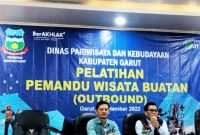 PELATIHAN. Kepala Dinas Pariwisata dan Kebudayaan Kabupaten Garut, Agus Ismail, ST, MT saat membuka Pelatihan Pemandu Wisata Buatan (Outbond) di hotel Redante, Selasa (13/9/2022)