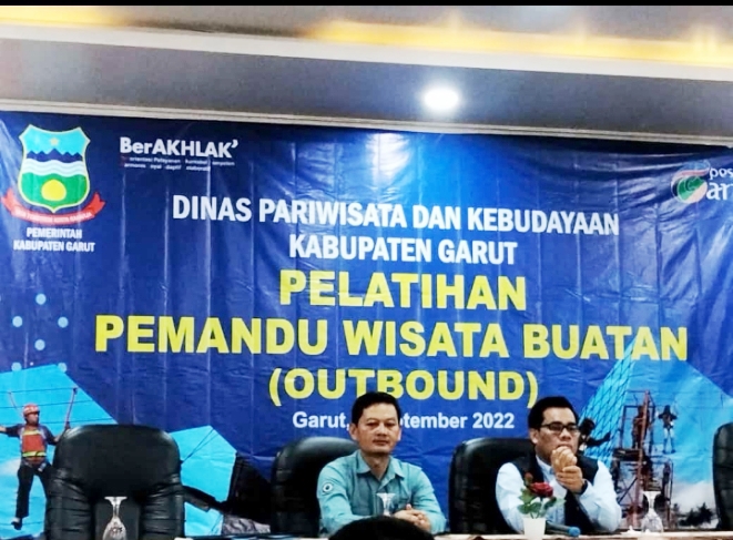 PELATIHAN. Kepala Dinas Pariwisata dan Kebudayaan Kabupaten Garut, Agus Ismail, ST, MT saat membuka Pelatihan Pemandu Wisata Buatan (Outbond) di hotel Redante, Selasa (13/9/2022)