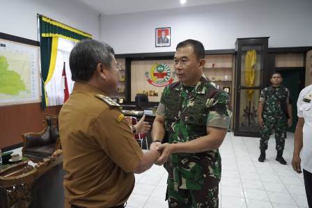 Bupati Garut, Rudy Gunawan menghadiri acara perkenalan Komandan Korem (Danrem) 062 Tarumanagara/TN, Kolonel Inf Asep Sukarna yang bertempat di Markas Komando Resor Militer (Makorem), Jalan Bratayuda, Kecamatan Garut Kota, Kabupaten Garut, Senin (12/9/2022).