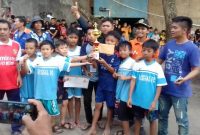 Anggota DPRD Garut Fraksi PKS Hasan Basri SAg poto bersama saat penyeraha hadiah kepada pemenang turnamen Anak di di Desa pasawahan