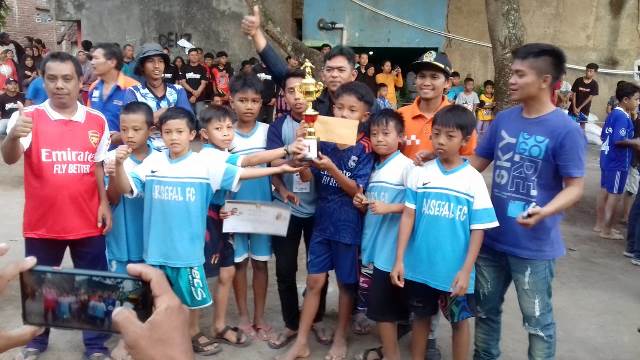 Anggota DPRD Garut Fraksi PKS  Hasan Basri SAg poto bersama saat penyeraha hadiah kepada pemenang turnamen Anak di di Desa pasawahan