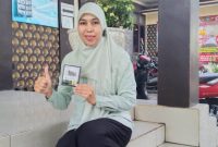 Camat Wanaraja, Mia Herlina S.STP., MSi, menunjukan kemasan kopi yang di buat oleh Mahasiswa KKN ITG