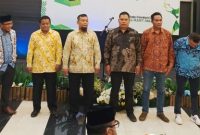 DISKUSI. Ketua Kahmi Garut Dr. H. Aja Rowikarim, M.Ag beserta jajaran pengurus melakukan diskusi tentang Optimalisasi Peran DKPP dalam Mengawal Penyelenggaraan  PEMILU yang Jujur dan Adil.