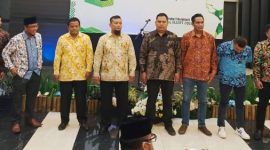 DISKUSI. Ketua Kahmi Garut Dr. H. Aja Rowikarim, M.Ag beserta jajaran pengurus melakukan diskusi tentang Optimalisasi Peran DKPP dalam Mengawal Penyelenggaraan  PEMILU yang Jujur dan Adil.