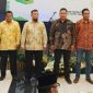 DISKUSI. Ketua Kahmi Garut Dr. H. Aja Rowikarim, M.Ag beserta jajaran pengurus melakukan diskusi tentang Optimalisasi Peran DKPP dalam Mengawal Penyelenggaraan  PEMILU yang Jujur dan Adil.