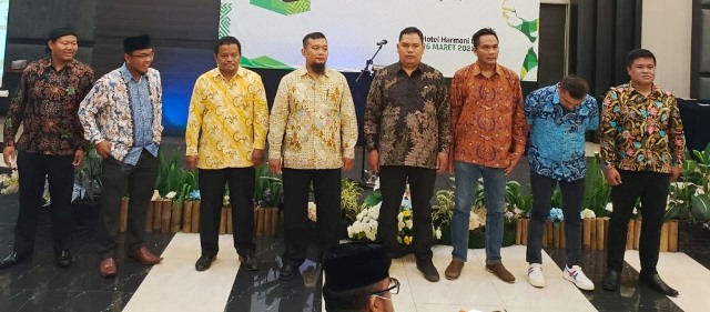 DISKUSI. Ketua Kahmi Garut Dr. H. Aja Rowikarim, M.Ag beserta jajaran pengurus melakukan diskusi tentang Optimalisasi Peran DKPP dalam Mengawal Penyelenggaraan  PEMILU yang Jujur dan Adil.