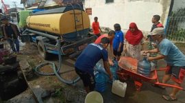 PDAM Garut Menyalurkan Bantuan Air Bersih Secara Manual Melalui Tanki