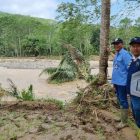 TINJAU. Direktur Utama Perumda Air Minum Tirta Intan Garut Dr H Aja Rowikarim, SAg, meninjau intake yang rusak akibat banjir bandang pameungpeuk, Jumat (23/9/2022)