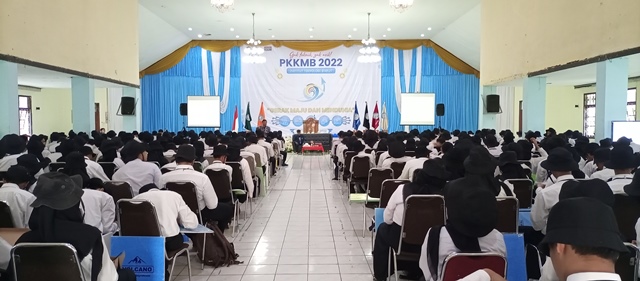 IKUTI. Ratusan Mahasiswa Baru ITG mengikuti kegiatan PKKMB di Aula Al Musadaddiyah, Senin ( 12/9/2022)