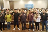 POTO BERSAMA. Manajer Supporting Unit PNM Cabang Garut, Billy Nur Akbar Paramita dan Kepala Dinas Koperasi dan UMKM Kabupaten Garut, Ir. Suhartono  bersama peserta Pelaku usaha mikro poto bersama usai pelatihan pengembangan kapasitas usaha, di Favehotel Garut, Jumat (23/9/2022)