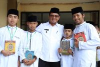 Wakil Bupati Garut, dr. Helmi Budiman, ptp bersama dengan beberapa kafilah kegiatan STQ tingkat Kabupaten Garut Tahun 2022 yang dilaksanakan di Aula Islamic Center Garut, Kecamatan Garut Kota, Kabupaten Garut, Rabu (28/9/2022). 