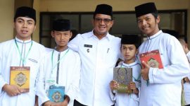 Wakil Bupati Garut, dr. Helmi Budiman, ptp bersama dengan beberapa kafilah kegiatan STQ tingkat Kabupaten Garut Tahun 2022 yang dilaksanakan di Aula Islamic Center Garut, Kecamatan Garut Kota, Kabupaten Garut, Rabu (28/9/2022). 