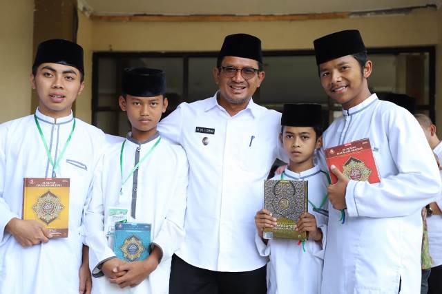 Wakil Bupati Garut, dr. Helmi Budiman, ptp bersama dengan beberapa kafilah kegiatan STQ tingkat Kabupaten Garut Tahun 2022 yang dilaksanakan di Aula Islamic Center Garut, Kecamatan Garut Kota, Kabupaten Garut, Rabu (28/9/2022). 