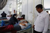 Wakil Bupati Garut, dr. Helmi Budiman melaksanakan monitoring kegiatan donor darah yang digelar oleh Palang Merah Indonesia (PMI) Ranting Kecamatan Tarogong Kidul di SMAN 1 Garut, Jalan Merdeka, Kecamatan Tarogong Kidul, Kabupaten Garut, Rabu (28/9/2022).